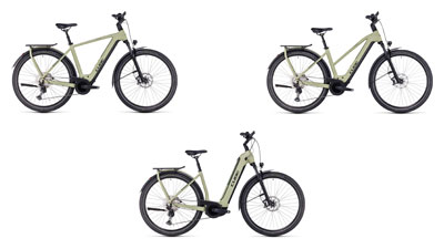 Sono esposte tre e-bike bianche Cube Kathmandu Hybrid, ciascuna con un telaio a diamante, un telaio trapezoidale e un telaio a scavalco basso.  