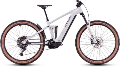 Si vede una e-bike bianca Cube Stereo Hybrid ONE44 Pro.