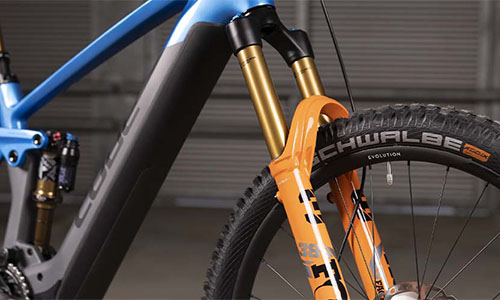 Si vede una bicicletta blu con particolare attenzione alla sospensione sulla forcella.