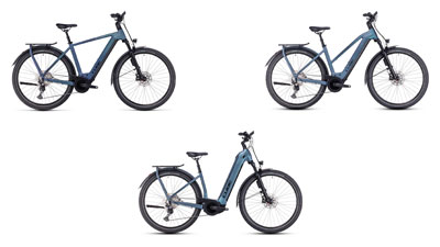 Sono esposte tre e-bike Cube Kathmandu Hybrid di colore nero, ciascuna con telaio a diamante, telaio trapezoidale e telaio a scavalco basso.  