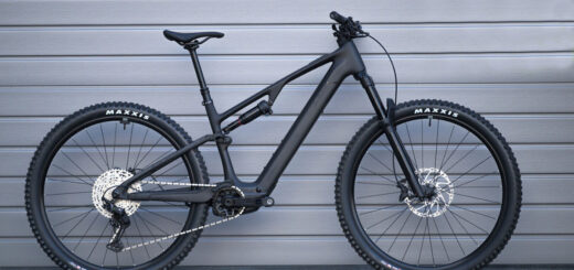 Bicicletta elettrica Cube AMS Hybrid One44 Race