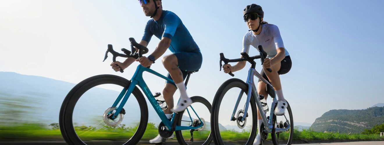 Ciclista uomo e donna su una Cube da corsa 2026 in azione.