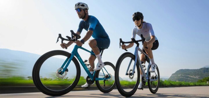 Ciclista uomo e donna su una Cube da corsa 2026 in azione.