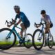 Ciclista uomo e donna su una Cube da corsa 2026 in azione.