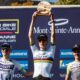 Finn Treudler festeggia alla finale di stagione del Cube Factory Racing 2025 a Mont-Sainte-Anne, tenendo il trofeo tra le mani, affiancato dai ciclisti arrivati al secondo e al terzo posto sul podio.