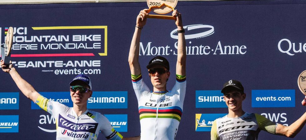 Finn Treudler festeggia alla finale di stagione del Cube Factory Racing 2025 a Mont-Sainte-Anne, tenendo il trofeo tra le mani, affiancato dai ciclisti arrivati al secondo e al terzo posto sul podio.