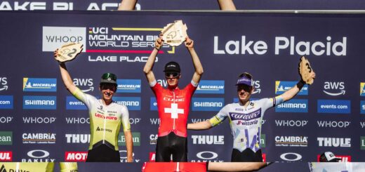 Finn Treudler esulta sul podio, alzando con orgoglio il trofeo per il suo trionfo nella categoria U23 a Lake Placid.