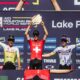 Finn Treudler esulta sul podio, alzando con orgoglio il trofeo per il suo trionfo nella categoria U23 a Lake Placid.