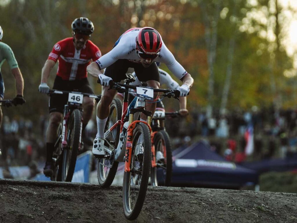 Ondřej Cink affronta una discesa impegnativa durante la finale di stagione del Cube Factory Racing 2025 a Mont-Sainte-Anne e mostra il pieno controllo sulla sua bici Cube. Ondřej Cink affronta una discesa impegnativa durante la finale di stagione del Cube Factory Racing 2025 a Mont-Sainte-Anne e mostra il pieno controllo sulla sua bici Cube.